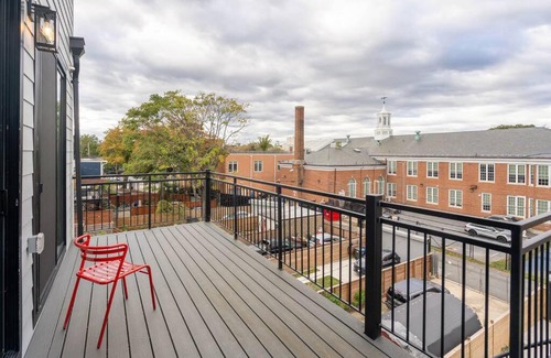 Petworth Apartment | Capitol View 3 Penthouse with Rooftop