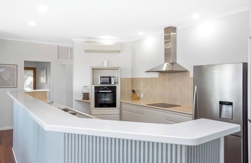 Yeppoon House | 'Capricorn Views Yeppoon' Pet friendly 4 bedroom house in the heart of town