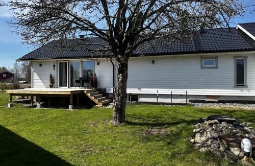 Halanda Villa | Captivating 3-Bed Villa in Halanda with Lake View