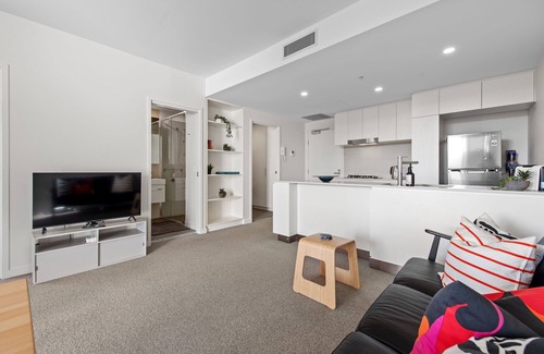 Toowong Apartment | Captivating Convenience! 1Bed/1Bath/1Car/Views