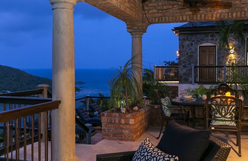 Gift Hill House | Cara Mia beautiful 3 king BR, 3.5 bath, whole house generator views private pool