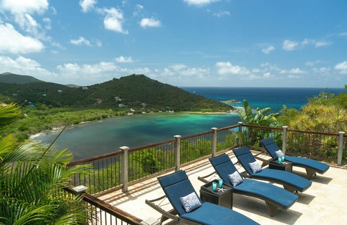 Gift Hill House | Cara Mia beautiful 3 king BR, 3.5 bath, whole house generator views private pool