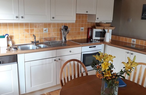 Kinsale Cottage | Cara s Cottage sleeps 4. Harbour views. Off-street parking