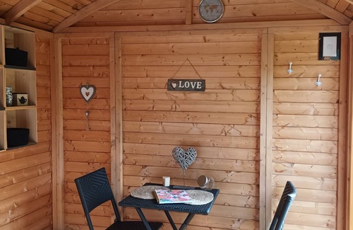 Castelnau-sur-Gupie Cabin | Caravan with shared pool