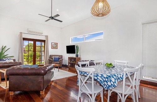 Busselton House | Carey Cottage with WiFi