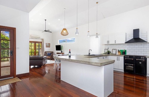 Busselton House | Carey Cottage with WiFi