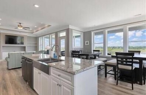 Ocean Isle Beach House | "Carolina Kai" Private Pool. Tiki Bar,