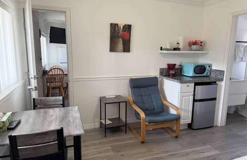 Sunset Reef Hotel | 🍹Carousel Suites #4 – Your Beachside Escape in Redington Shores! 🏖️