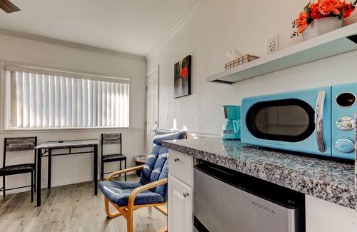 Sunset Reef Hotel | 🍹Carousel Suites #4 – Your Beachside Escape in Redington Shores! 🏖️