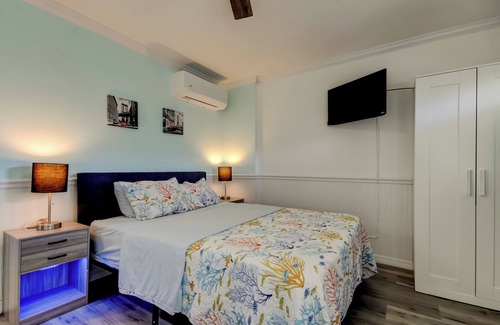 Sunset Reef Hotel | 🍹Carousel Suites #4 – Your Beachside Escape in Redington Shores! 🏖️
