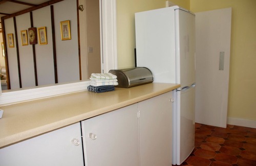 Cullompton Cottage | Carp Lodge with woodland views, close to fishing lakes.