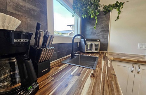 Rutland Cottage | Carriage house W/HotTub Close to Ski Hill & Snowmobile, Greenway , wineries.