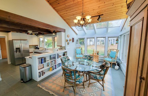 Irvington House | Carter’s Creek Waterfront, Beach, Kayaks, Deepwater Dock, Walk to Town, Unwind