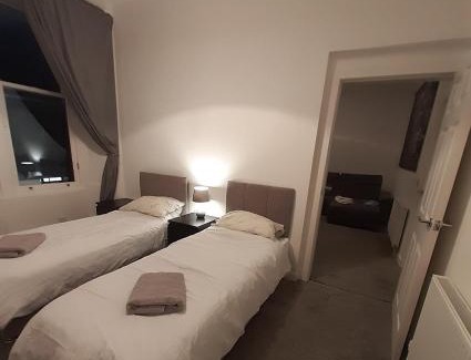 Dunfermline Apartment | Carvetii - Edward House B - 2 Dbl bed 1st floor flat
