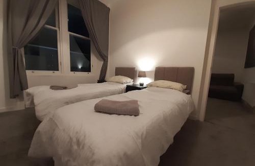 Dunfermline Apartment | Carvetii - Edward House B - 2 Dbl bed 1st floor flat