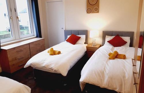 Lochgelly Apartment | Carvetii - Vincent House - Large 3 bedroom apartment with on-site parking