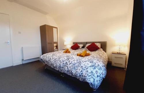 Lochgelly Apartment | Carvetii - Vincent House - Large 3 bedroom apartment with on-site parking