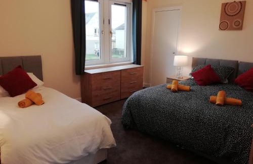 Lochgelly Apartment | Carvetii - Vincent House - Large 3 bedroom apartment with on-site parking