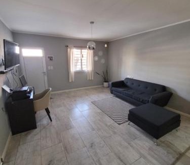 San Francisco House | Casa 2 dormitorios, garage y patio.