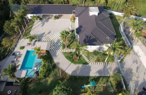 Vargem do Bom Jesus House | Casa 4Q, paraíso particular! Piscina e área verde!