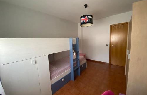 Nivar House | Casa abuhardillada con piscina y chimenea