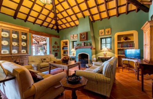 Constantina Villa | Casa Alta Finca El Revuelo