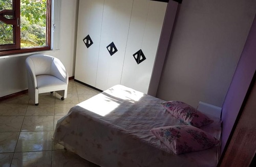 Rio Vermelho Norte House | Casa Amarela com Piscina