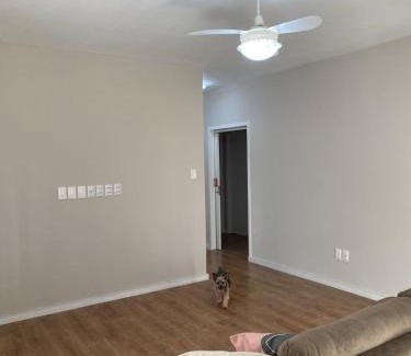 Primeiro de Maio House | Casa ampla com área externa e estacionamento