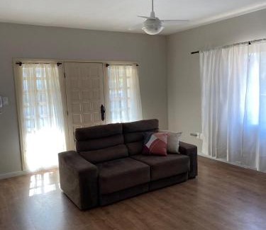 Primeiro de Maio House | Casa ampla com área externa e estacionamento