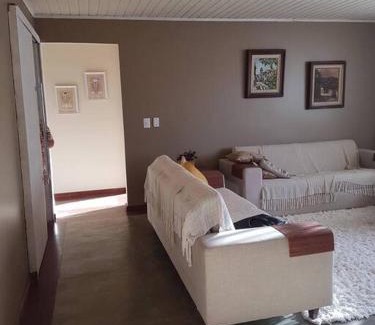 Nova Friburgo House | Casa ampla com 5 suítes, piscina e churrasqueira.