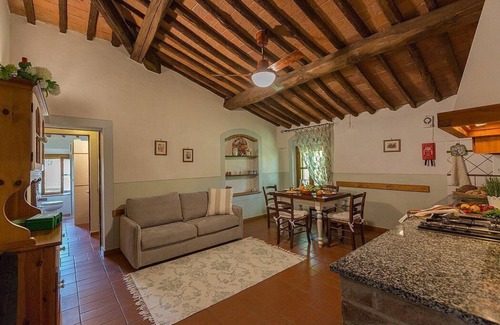 Peccioli House | Casa Canarino A: A graceful apartment surrounded by meadows and by green hills.