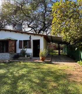 Las Rosas House | Casa cercana a plaza de Villa de las Rosas con patio y asador