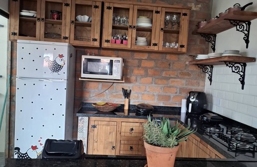 Sao Carlos Other | Casa com ares de campo na cidade. Deck com redes e bancos, jardim e quiosque.