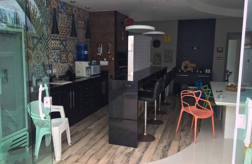 Tupy House | Casa com Piscina em Condomínio Fechado com Segurança 24h de Frente Para o mar