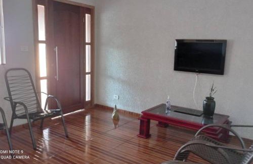 Campo Mourao House | Casa Confortável arejada ar condicionado quente e frio 2 quartos ,2 banheiros ,2 vagas de garagem