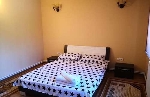 Douazeci si Trei August House | Casa Cu Verdeata