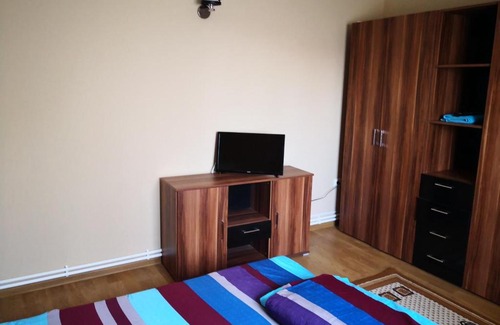 Douazeci si Trei August House | Casa Cu Verdeata