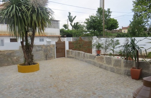Espinho House | Casa da Avó, with swimming pool and beaches 2km away, up to 5 people, pets welcome.