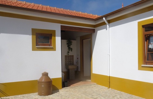 Espinho House | Casa da Avó, with swimming pool and beaches 2km away, up to 5 people, pets welcome.