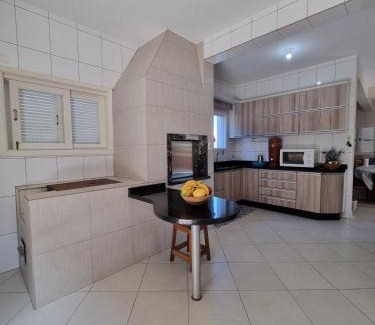 Itacolomi House | Casa de férias para 12 pessoas em Picarras e Beto Carrero