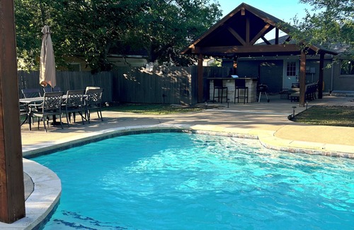 College Hills Estates House | Casa de Howdy! Sleeps 20- 3K/3Q/8T Pool, Pavillion!