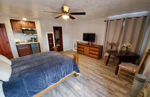 West Colorado Springs Apartment | Casa de Mariposa Manitou-Cozy room that feels home