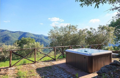 Pieve di Chio Villa | Casa del Cantore: A characteristic and welcoming two-story cottage surrounded by meadows and by green hills, in the border area between Umbria and Tuscany, with Free WI-FI.