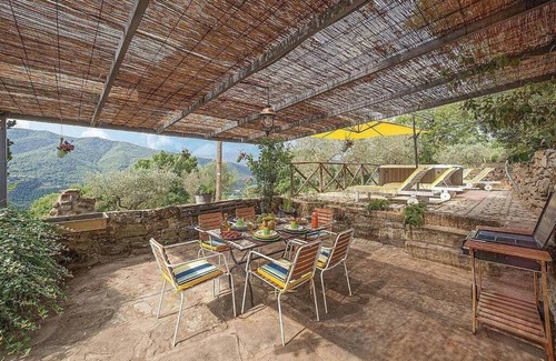 Pieve di Chio Villa | Casa del Cantore: A characteristic and welcoming two-story cottage surrounded by meadows and by green hills, in the border area between Umbria and Tuscany, with Free WI-FI.