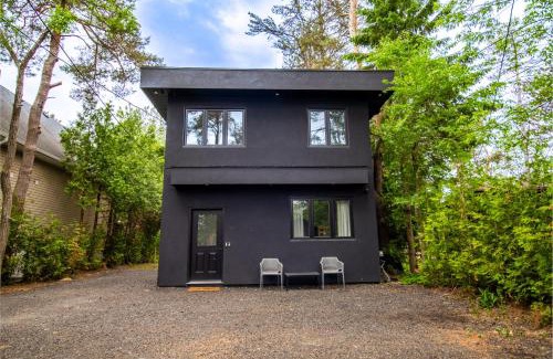 Washago House | Casa Del Capo Luxury Lakefront Retreat with Infrared Sauna, Dock, EV