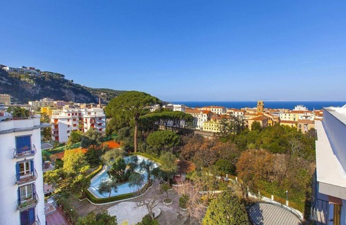 Sorrento Apartment | Casa Di Aria sea view and pool in Sorrento centre