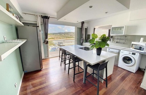 Orient Bay House | Casa Dina, beautiful sea view 10 min walk from the beach