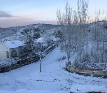 Huetor Santillan House | Casa El Pilar con chimenea, jardín y parking privado