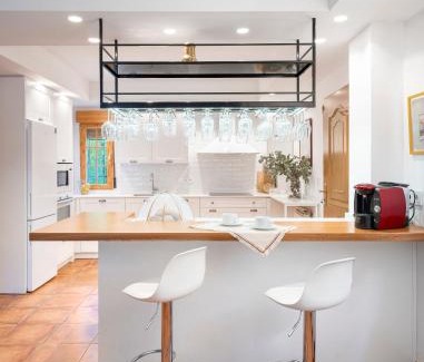 Huetor Santillan House | Casa El Pilar con chimenea, jardín y parking privado