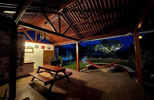 Alto Boquete House | Casa en Boquete con gazebo, BBQ y fogata en el exterior